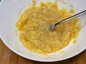 Banane mature schiacciate con la forchetta per il banana bread vegano