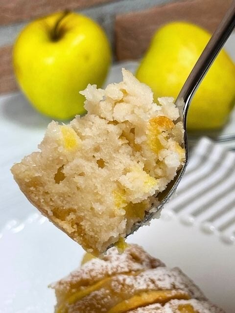 Fetta di torta di mele vegana senza glutine sulla forchetta