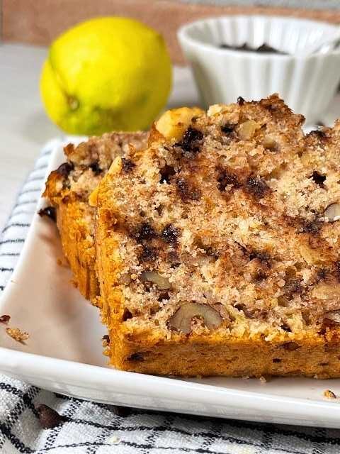 Fette di banana bread vegano con cioccolato e noci