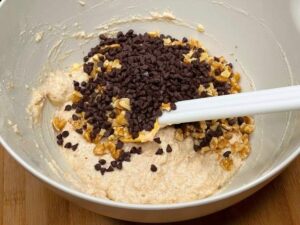 Gocce di cioccolato e noci aggiunte all'impasto del banana bread vegano