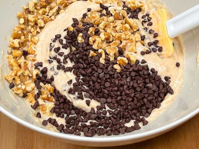 Gocce di cioccolato e noci aggiunte all'impasto del banana bread