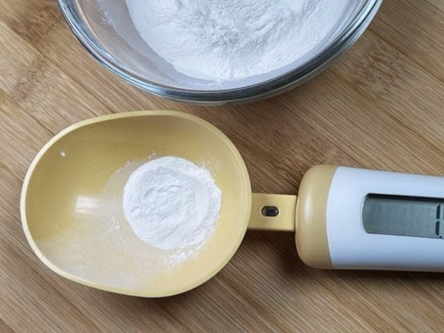 Un grammo di gomma di xantano pesato con una bilancia di precisione