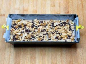 Impasto del banana bread senza uova nello stampo pronto da infornare
