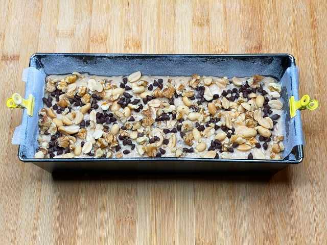 Impasto del banana bread senza uova nello stampo pronto da infornare