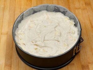 Impasto della torta di mele vegana senza glutine versato nella tortiera