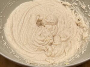 Impasto della torta di mele vegana senza glutine prima di aggiungere le mele