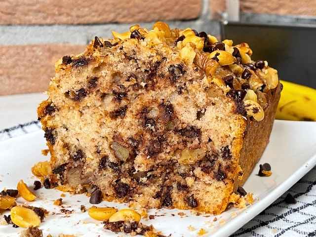 Interno morbido del banana bread vegano con gocce di cioccolato e noci