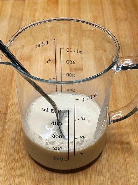 Latticello vegetale preparato con latte di soia e succo di limone