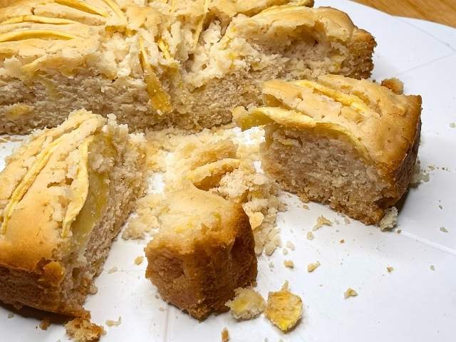 Primo tentativo della torta di mele vegana senza glutine completamente sbriciolata