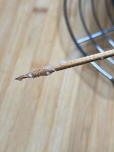 Prova dello stecchino per verificare la cottura della torta di mele vegana senza glutine