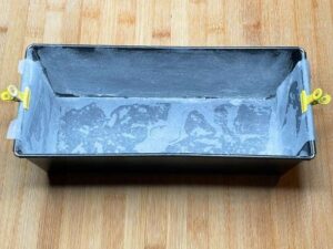 Stampo da plumcake da 25 cm rivestito con carta forno