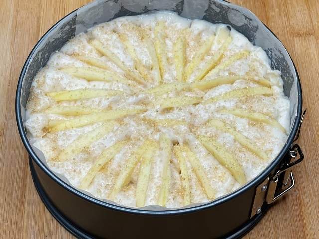 Torta di mele vegana senza glutine pronta per essere infornata