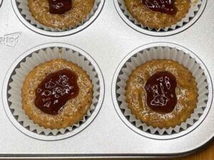 Confettura aggiunta al centro dell'impasto dei muffin con farina di grano saraceno