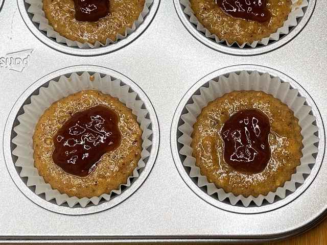 Confettura aggiunta al centro dell'impasto dei muffin con farina di grano saraceno