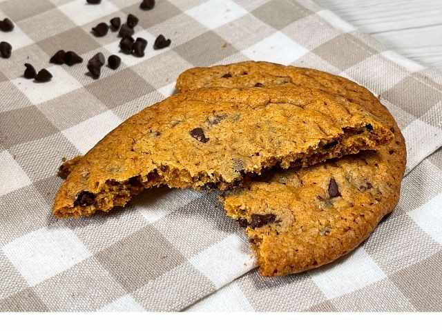 Cookie senza glutine spezzato con interno morbido e chewy