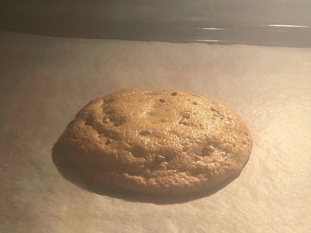 Cookie senza glutine di prova durante la cottura in forno