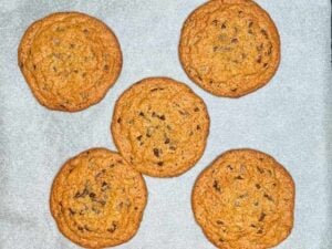 Cookies senza glutine appena sfornati con bordi dorati