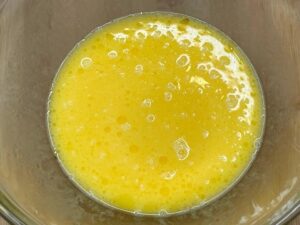 Ingredienti liquidi mescolati nella ciotola per l'impasto dei muffin