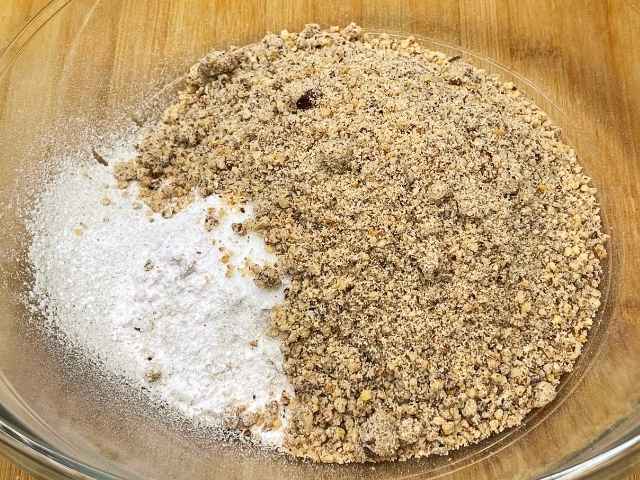 Ingredienti secchi per l'impasto dei muffin nella ciotola