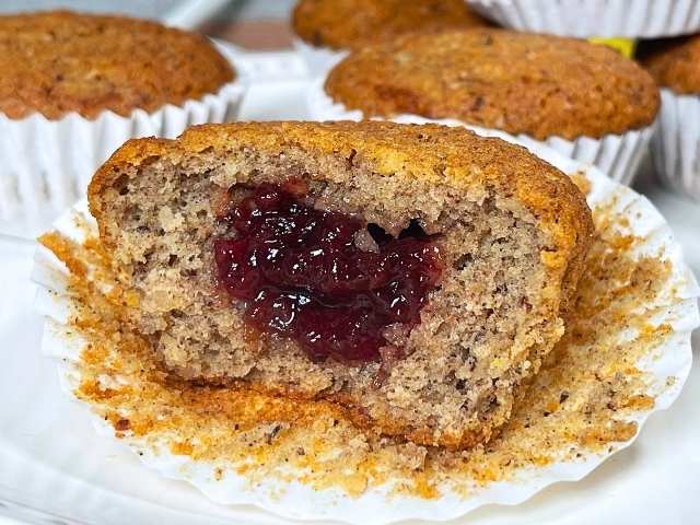 muffin con farina di grano saraceno con un cuore di confettura