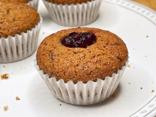 Muffin forato e farcito con confettura dopo la cottura