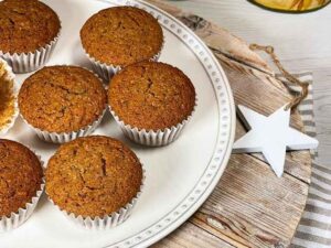 Piatto di muffin con farina di grano saraceno e confettura