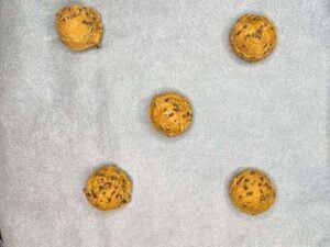Palline di impasto per cookies senza glutine sulla teglia
