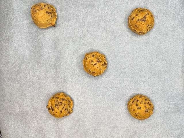 Palline di impasto per cookies senza glutine sulla teglia