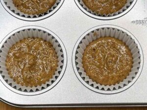 Pirottini riempiti con la prima parte dell'impasto dei muffin
