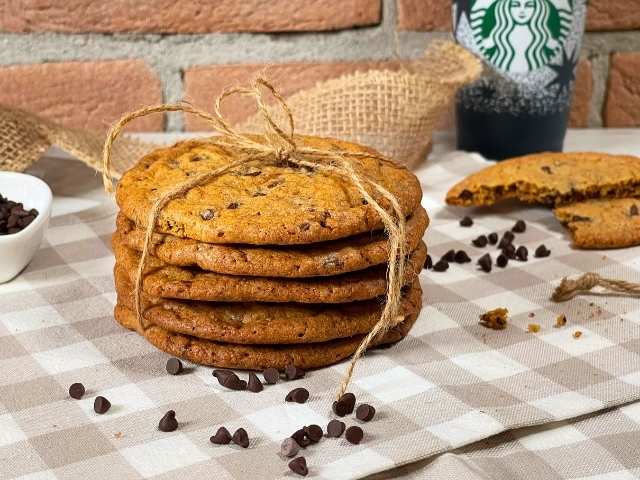 Torre di cookies senza glutine con gocce di cioccolato