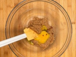 Uovo intero e tuorlo aggiunti all'impasto dei cookies