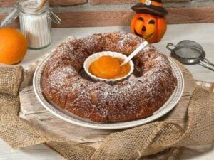 Ciambella alla zucca spolverata di zucchero a velo con una ciotolina di purea al centro