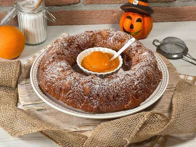 Ciambella alla zucca spolverata di zucchero a velo con una ciotolina di purea al centro