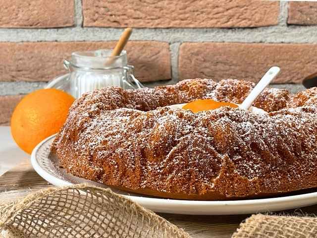 Dettaglio della ciambella alla zucca con superficie dorata e zucchero a velo