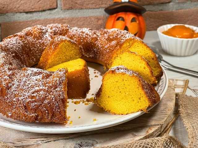 Ciambella alla zucca senza glutine con zucchero a velo e una fetta tagliata