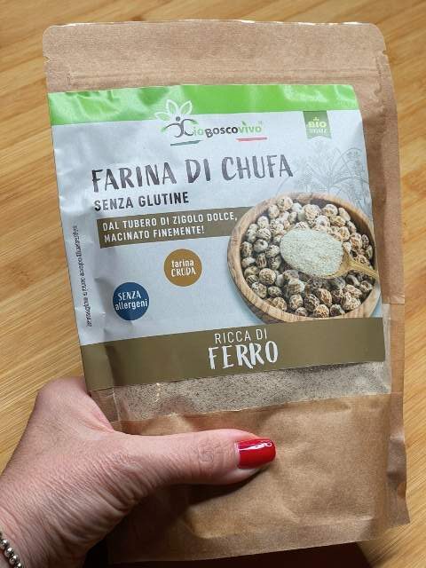 Confezione di farina di chufa biologica senza glutine IoBoscoVivo tenuta in mano.