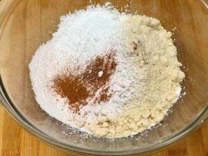 Farina di riso, amido di mais, farina di mandorle e cannella nella ciotola