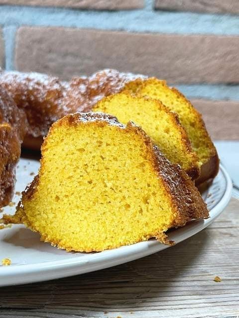 Fette di ciambella alla zucca con mollica gialla e alveolatura fine
