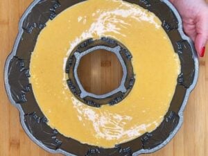 Impasto della ciambella alla zucca senza glutine versato nello stampo per ciambelle.