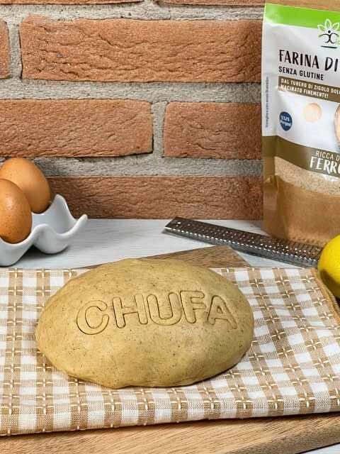 Impasto chiaro con la scritta CHUFA impressa sulla superficie.