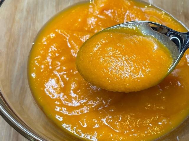 Purea di zucca cotta dalla consistenza cremosa in una ciotola