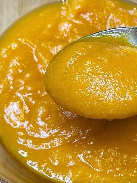 Purea di zucca cotta dalla consistenza densa per preparare la pasta frolla