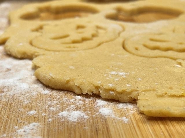 Dettaglio dello spessore della pasta frolla alla zucca stesa