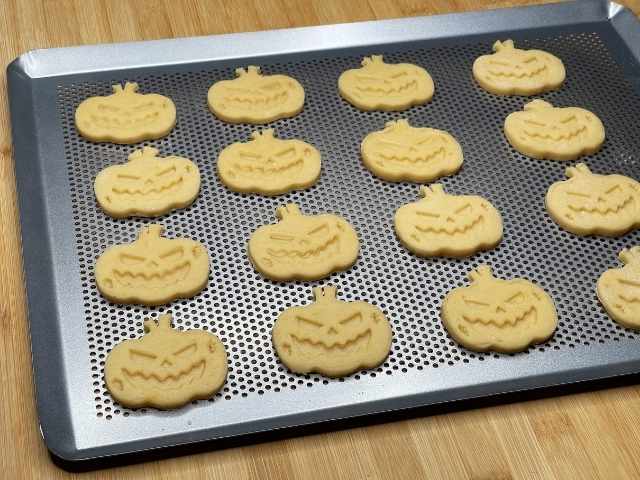 Biscotti a forma di zucca preparati con pasta frolla alla zucca senza glutine