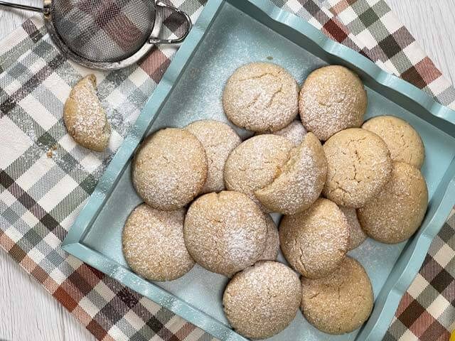 biscotti al limone vegani spolverati con zucchero a velo