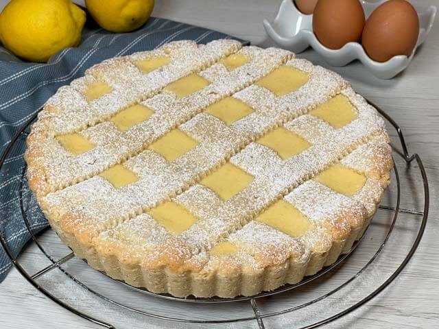 crostata alla ricotta e limone spolverata con zucchero a velo