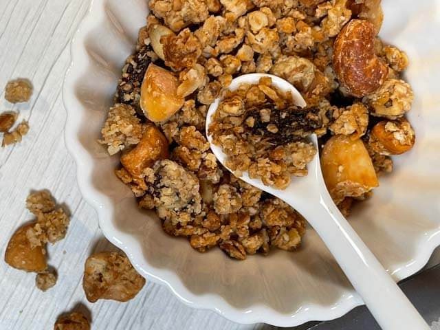 granola fatta in casa con cereali e frutta secca