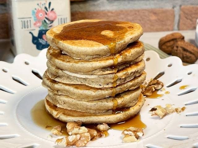 pancake con farina di avena serviti con sciroppo d'acero e noci