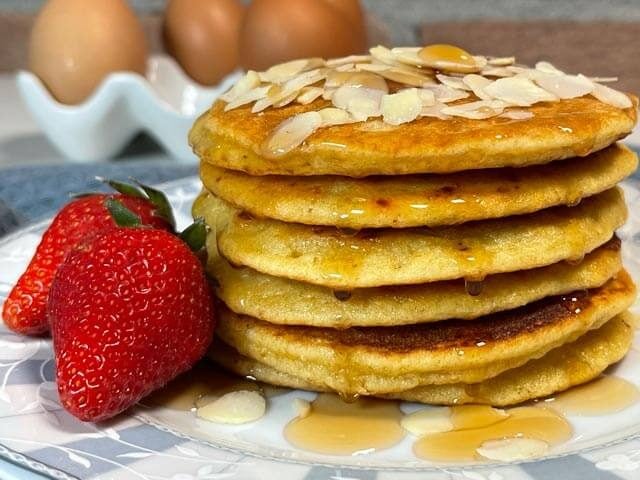 pancake con farina di mandorle con sciroppo d'acero e fragole