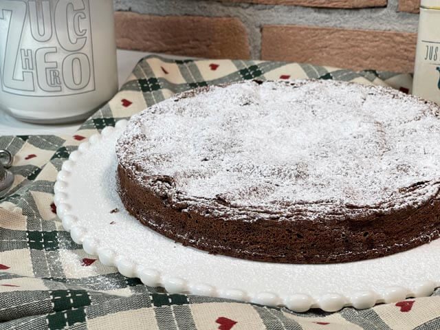 torta tenerina senza glutine spolverata di zucchero a velo